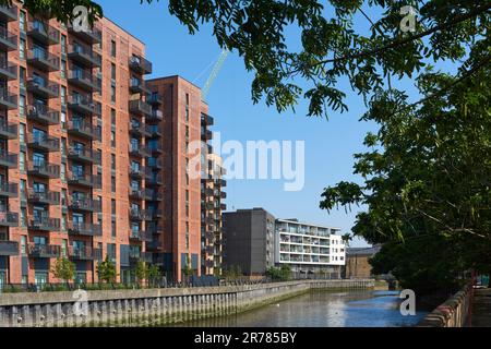 Neu gebaute Apartmentgebäude am River Roding in Barking, East London UK Stockfoto