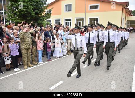 Kadetten marschieren während der Abschlussfeier im Heroes Krut Lyceum in Lemv. Die Helden Krut Lyceum verbesserten ihr militärisches Training und feierten ihren 147. Abschluss der Kadetten. Dieses Lyceum ist eine einzigartige spezialisierte Einrichtung der Sekundarstufe II-III des militärischen Profils für die Bildung von Kindern ab dem Alter von 13 Jahren. Es ist das primäre Bindeglied des militärischen Bildungssystems der Ukraine, weil seine Absolventen zu Kadetten von höheren militärischen Bildungseinrichtungen der Strukturen des Sicherheits- und Verteidigungssektors des Staates werden. Stockfoto