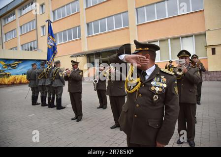 Kadetten, die während der Abschlusszeremonie im Heroes Krut Lyceum in Lviv gesehen wurden, verbesserten das militärische Training und feierten ihre 147. Graduierung der Kadetten. Dieses Lyceum ist eine einzigartige spezialisierte Einrichtung der Sekundarstufe II-III des militärischen Profils für die Bildung von Kindern ab dem Alter von 13 Jahren. Es ist das primäre Bindeglied des militärischen Bildungssystems der Ukraine, weil seine Absolventen zu Kadetten von höheren militärischen Bildungseinrichtungen der Strukturen des Sicherheits- und Verteidigungssektors des Staates werden. Stockfoto