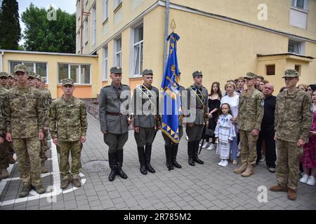 Kadetten, die während der Abschlussfeier im Heroes Krut Lyceum in Lemv gesehen wurden. Die Helden Krut Lyceum verbesserten ihr militärisches Training und feierten ihren 147. Abschluss der Kadetten. Dieses Lyceum ist eine einzigartige spezialisierte Einrichtung der Sekundarstufe II-III des militärischen Profils für die Bildung von Kindern ab dem Alter von 13 Jahren. Es ist das primäre Bindeglied des militärischen Bildungssystems der Ukraine, weil seine Absolventen zu Kadetten von höheren militärischen Bildungseinrichtungen der Strukturen des Sicherheits- und Verteidigungssektors des Staates werden. Stockfoto