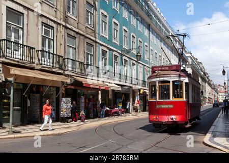 Lissabon, Portugal - Juni 02 2018: Seilbahn in den Straßen von Lissabon. Stockfoto