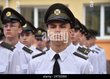 Kadetten, die während der Abschlussfeier im Heroes Krut Lyceum in Lemv gesehen wurden. Die Helden Krut Lyceum verbesserten ihr militärisches Training und feierten ihren 147. Abschluss der Kadetten. Dieses Lyceum ist eine einzigartige spezialisierte Einrichtung der Sekundarstufe II-III des militärischen Profils für die Bildung von Kindern ab dem Alter von 13 Jahren. Es ist das primäre Bindeglied des militärischen Bildungssystems der Ukraine, weil seine Absolventen zu Kadetten von höheren militärischen Bildungseinrichtungen der Strukturen des Sicherheits- und Verteidigungssektors des Staates werden. (Foto: Pavlo Palamarchuk/SO Stockfoto