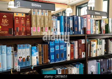 Barnes & Noble Booksellers am Union Square hat eine große Auswahl an Zeitschriften und Büchern, New York City, USA 2023 Stockfoto