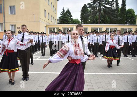 10. Juni 2023, Lemberg, Ukraine: Kadetten tanzen Walzer während der Abschlusszeremonie im Heroes Krut Lyceum in Lemv Heroes Krut Lyceum erweiterte militärische körperliche Ausbildung, und sie feierten ihre 147. Graduierung der Kadetten. Dieses Lyceum ist eine einzigartige spezialisierte Einrichtung der Sekundarstufe II-III des militärischen Profils für die Bildung von Kindern ab dem Alter von 13 Jahren. Sie ist das primäre Bindeglied des militärischen Bildungssystems der Ukraine, da ihre Absolventen zu Kadetten von höheren militärischen Bildungseinrichtungen der Strukturen des Sicherheits- und Verteidigungssektors der s werden Stockfoto