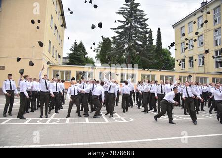 10. Juni 2023, Lemberg, Ukraine: Die Kadetten freuen sich während der Abschlusszeremonie im Lyceum, benannt nach den Helden Krut in Lemv Heroes Krut Lyceum verbesserte das militärische Leibesübungstraining, und sie feierten ihre 147. Graduierung der Kadetten. Dieses Lyceum ist eine einzigartige spezialisierte Einrichtung der Sekundarstufe II-III des militärischen Profils für die Bildung von Kindern ab dem Alter von 13 Jahren. Es ist das primäre Bindeglied des militärischen Bildungssystems der Ukraine, weil seine Absolventen zu Kadetten von höheren militärischen Bildungseinrichtungen der Strukturen des Sicherheits- und Verteidigungssektors von werden Stockfoto