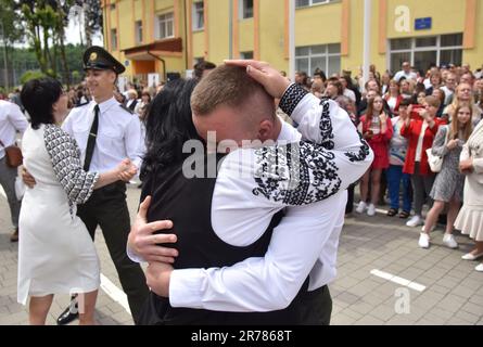 10. Juni 2023, Lemberg, Ukraine: Eine Mutter umarmt ihren Sohn nach der Abschlusszeremonie im Heroes Krut Lyceum in Lemv Heroes Krut Lyceum verbesserte das militärische Training und feierte ihre 147. Graduierung der Kadetten. Dieses Lyceum ist eine einzigartige spezialisierte Einrichtung der Sekundarstufe II-III des militärischen Profils für die Bildung von Kindern ab dem Alter von 13 Jahren. Sie ist das primäre Bindeglied des militärischen Bildungssystems der Ukraine, da ihre Absolventen zu Kadetten von höheren militärischen Bildungseinrichtungen der Strukturen des Sicherheits- und Verteidigungssektors der s werden Stockfoto