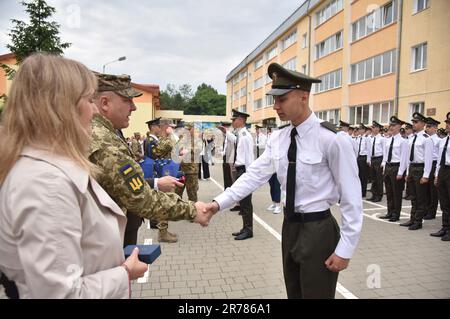 10. Juni 2023, Lemberg, Ukraine: Verleihung von Graduierungspreisen an Kadetten während der Graduierungszeremonie im Helden Krut Lyceum in Lemv. Die Helden Krut Lyceum verbesserten ihr militärisches Training und feierten ihren 147. Abschluss der Kadetten. Dieses Lyceum ist eine einzigartige spezialisierte Einrichtung der Sekundarstufe II-III des militärischen Profils für die Bildung von Kindern ab dem Alter von 13 Jahren. Sie ist das primäre Bindeglied des militärischen Bildungssystems der Ukraine, da ihre Absolventen zu Kadetten von höheren militärischen Bildungseinrichtungen der Strukturen der Sicherheit und des Verteidigungsministeriums werden Stockfoto