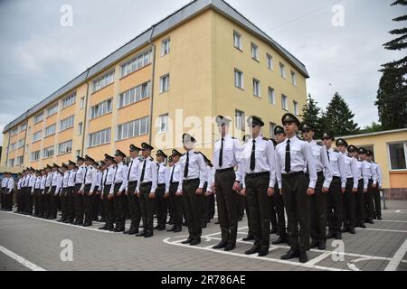 10. Juni 2023, Lemberg, Ukraine: Kadetten, die während der Graduierungszeremonie im Heroes Krut Lyceum in Lemv gesehen wurden. Die Helden Krut Lyceum verbesserten ihr militärisches Training und feierten ihren 147. Abschluss der Kadetten. Dieses Lyceum ist eine einzigartige spezialisierte Einrichtung der Sekundarstufe II-III des militärischen Profils für die Bildung von Kindern ab dem Alter von 13 Jahren. Es ist das primäre Bindeglied des militärischen Bildungssystems der Ukraine, weil seine Absolventen zu Kadetten von höheren militärischen Bildungseinrichtungen der Strukturen des Sicherheits- und Verteidigungssektors des Staates werden. (C Stockfoto