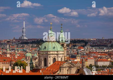 PRAG, TSCHECHISCHE REPUBLIK, EUROPA - ST. Nicholas Kirche, eine barocke Kirche in der Kleinseite von Prag. Zizkov Fernsehturm in der Ferne auf der linken Seite. Stockfoto