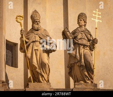PRAG, TSCHECHISCHE REPUBLIK, EUROPA - Statue und Kreuz, Vordereingang zum St. Nicholas Kirche, eine barocke Kirche in der Kleinseite von Prag. Stockfoto
