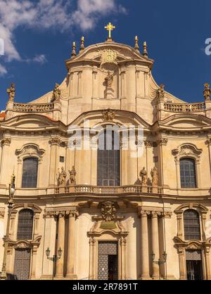 PRAG, TSCHECHISCHE REPUBLIK, EUROPA - Vordereingang zum St. Nicholas Kirche, eine barocke Kirche in der Kleinseite von Prag. Stockfoto