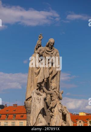 PRAG, TSCHECHISCHE REPUBLIK, EUROPA - Statuen von Saint Cyril und Saint Methodius auf der Karlsbrücke. Stockfoto