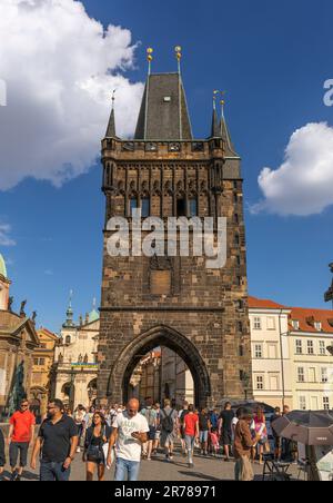 PRAG, TSCHECHISCHE REPUBLIK, EUROPA - der Altstädter Brückenturm und Touristen, die die Karlsbrücke überqueren. Stockfoto