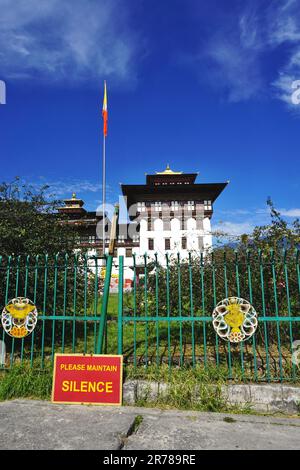 Das Schild, das die „Stille“ fordert, liegt an einem Zaun vor Tashichho Dzong, Thimphu, in dem sich der Thronsaal und die Büros des Königs von Bhutan befinden. Stockfoto