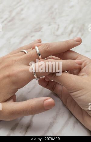 Silberringe auf der Hand im Studio, wunderschöner Schmuck, Gegenstände als Accessoires, Details der Maniküre Stockfoto