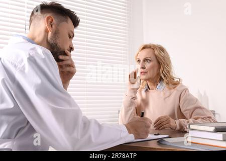 Arztbeschwerden von Patienten während der Sprechstunde in der Klinik Stockfoto