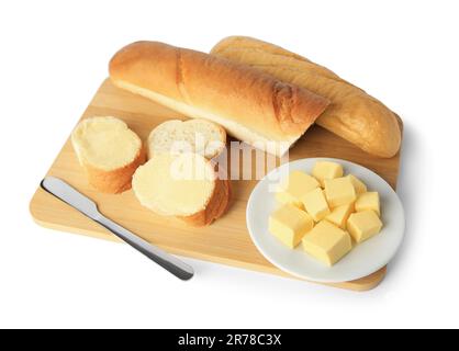 Ganze und geschnittene Baguettes mit frischer Butter auf weißem Hintergrund Stockfoto