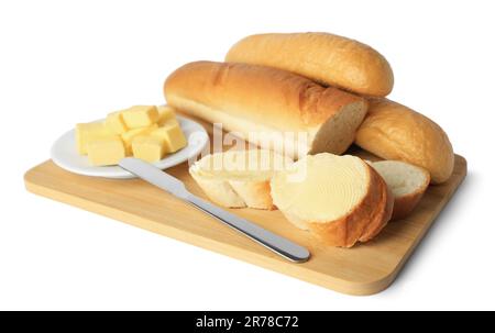 Ganze und geschnittene Baguettes mit frischer Butter auf weißem Hintergrund Stockfoto