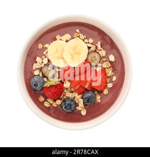 Köstliche Smoothie-Schüssel mit frischen Beeren, Banane und Müsli auf weißem Hintergrund, Draufsicht Stockfoto