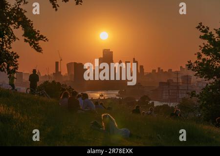 London, Großbritannien. 13. Juni 2023. Wetter in Großbritannien: Dramatischer Sonnenuntergang über dem Greenwich Park. Die Temperaturen sind in den letzten Tagen in die Höhe geschnellt und erreichten am Samstag, den 10. Juni, den höchsten Stand, der dieses Jahr verzeichnet wurde, 32,2C Grad. Eine Hitzewelle ist definiert als drei aufeinanderfolgende Tage mit täglichen Höchsttemperaturen, die den Temperaturschwellenwert der Hitzewelle gemäß dem MET-Büro erreichen oder überschreiten. Kredit: Guy Corbishley/Alamy Live News Stockfoto