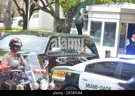 MIAMI, FLORIDA - 13. JUNI: Der ehemalige Präsident Donald Trump verlässt das Bundesgericht Wilkie D. Ferguson Jr. nach seiner Anklageerhebung am 13. Juni 2023 in Miami, Florida. Trump bekundete sich nicht schuldig für 37 Bundesanklagen, einschließlich des Besitzes von Dokumenten der nationalen Sicherheit nach dem Ausscheiden aus dem Amt, Behinderung und Falschaussagen. (Foto: JL/Sipa USA) Guthaben: SIPA USA/Alamy Live News Stockfoto