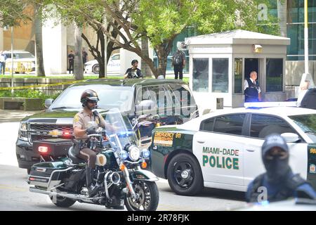 MIAMI, FLORIDA - 13. JUNI: Der ehemalige Präsident Donald Trump verlässt das Bundesgericht Wilkie D. Ferguson Jr. nach seiner Anklageerhebung am 13. Juni 2023 in Miami, Florida. Trump bekundete sich nicht schuldig für 37 Bundesanklagen, einschließlich des Besitzes von Dokumenten der nationalen Sicherheit nach dem Ausscheiden aus dem Amt, Behinderung und Falschaussagen. (Foto: JL/Sipa USA) Guthaben: SIPA USA/Alamy Live News Stockfoto