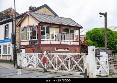 Ramsbottom Eisenbahnsignalbox mit männlichem Signalgeber am Fenster, Bahnübergangstore im Osten Lancashire Railway, Lancashire, England, UK, 2022 Stockfoto