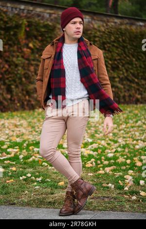 Lateinischer junger Mann mit Wollmütze und -Schal im Winter. Stockfoto