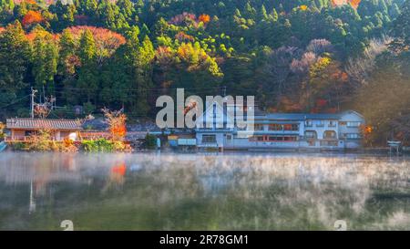 Yufuin, Japan - Nov. 27 2022: Der Kinrin-See ist einer der repräsentativen Sehenswürdigkeiten in der Gegend von Yufuin, am Fuße des Mount Yufu. Das ist es Stockfoto