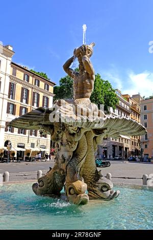 Fontana del Tritone auf der Piazza Barberini in Rom, Italien Stockfoto