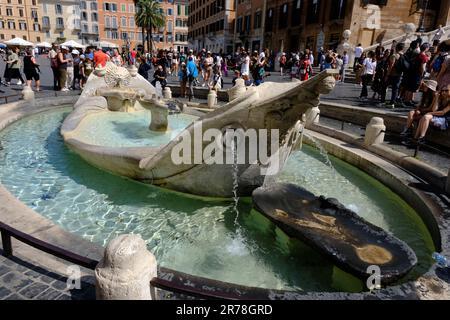 Fontana della Barcaccia auf der Piazza di Spagna in Rom, Italien Stockfoto