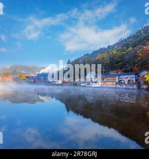 Yufuin, Japan - Nov. 27 2022: Der Kinrin-See ist einer der repräsentativen Sehenswürdigkeiten in der Gegend von Yufuin, am Fuße des Mount Yufu. Das ist es Stockfoto