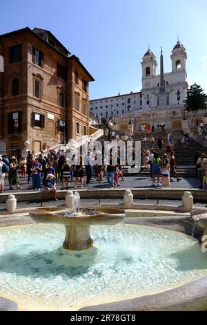 Fontana della Barcaccia auf der Piazza di Spagna in Rom, Italien Stockfoto