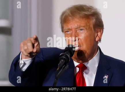 New York, Usa. 13. Juni 2023. Der ehemalige Präsident Donald Trump spricht im Trump National Golf Club Bedminster, nachdem er am Dienstag, den 13. Juni 2023, in Bedminster, New Jersey, vor 37 Bundesanklagen stand, die die Bearbeitung von geheimen Dokumenten betrafen. Trump plädiert heute für nicht schuldig der 37 Anklagen wegen angeblicher Fehlhandlung von geheimen Dokumenten. Foto: John Angelillo/UPI Credit: UPI/Alamy Live News Stockfoto