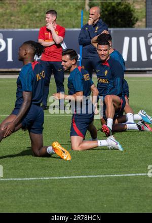 Oeiras, Portugal. 13. Juni 2023. Cristiano Ronaldo (R), gesehen während des Trainings auf dem Trainingsgelände Cidade do Futebol. Die portugiesische Fußballmannschaft trainiert vor den Qualifikationsspielen der Euro 2024 gegen Bosnien-Herzegowina und Island. Kredit: SOPA Images Limited/Alamy Live News Stockfoto