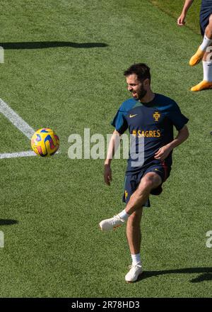 Oeiras, Portugal. 13. Juni 2023. Bernardo Silva wurde während der Schulung auf dem Trainingsgelände Cidade do Futebol in Aktion gesehen. Die portugiesische Fußballmannschaft trainiert vor den Qualifikationsspielen der Euro 2024 gegen Bosnien-Herzegowina und Island. (Foto: Hugo Amaral/SOPA Images/Sipa USA) Guthaben: SIPA USA/Alamy Live News Stockfoto