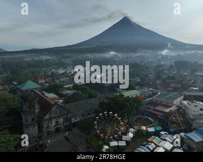 Camalig, Philippinen. 14. Juni 2023. Rauch aus Mt. Mayon am frühen Morgen des 14. Juni 2023. Tausende Einwohner rund um die 6 km lange Gefahrenzone wurden auf den Philippinen evakuiert, während der Vulkan Mount Mayon weiterhin Lava und schwefelhaltiges Gas spuckt. (Bild: © Sherbien Dacalanio/Alamy Live News) Stockfoto