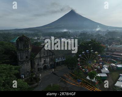 Camalig, Philippinen. 14. Juni 2023. Rauch aus Mt. Mayon am frühen Morgen des 14. Juni 2023. Tausende Einwohner rund um die 6 km lange Gefahrenzone wurden auf den Philippinen evakuiert, während der Vulkan Mount Mayon weiterhin Lava und schwefelhaltiges Gas spuckt. (Bild: © Sherbien Dacalanio/Alamy Live News) Stockfoto