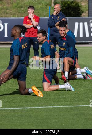 Oeiras, Portugal. 13. Juni 2023. Cristiano Ronaldo (R), gesehen während des Trainings auf dem Trainingsgelände Cidade do Futebol. Die portugiesische Fußballmannschaft trainiert vor den Qualifikationsspielen der Euro 2024 gegen Bosnien-Herzegowina und Island. (Foto: Hugo Amaral/SOPA Images/Sipa USA) Guthaben: SIPA USA/Alamy Live News Stockfoto