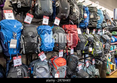 Rucksäcke und Rucksäcke zum Verkauf in einem Campinggeschäft in England, Großbritannien Stockfoto