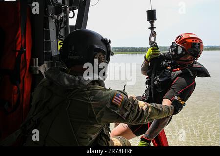 USA Soldaten der Nationalgarde und Rettungskräfte des South Carolina Helicopter Aquatic Rescue Team (SC-hart) führen vom 7. Bis 8. Juni 2023 ein Such- und Rettungstraining in Küstengewässern in Charleston, South Carolina, durch. Die szenariobasierten Schulungen konzentrierten sich auf die Fähigkeit zur aquatischen Rettung und die Einsatzfähigkeit von Flugpersonal und Rettungskräften mit Schwerpunkt auf den spezifischen Umweltproblemen im Gebiet von Charleston und im Lowcountry. SC-hart ist eine gemeinsame Anstrengung der South Carolina Army National Guard und der South Carolina State Urban Search and Rescue Task Force (SC) Stockfoto