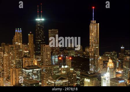 CHICAGO, IL - 12. APRIL: Blick auf Chicago vom Willis Tower am 12. April 2011 in Chicago, Illinois. Willis Tower, bekannt als berühmtes Wahrzeichen, kostet 1451 $ Gebühr Stockfoto