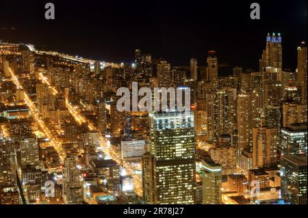 CHICAGO, IL - 12. APRIL: Blick auf Chicago vom Willis Tower am 12. April 2011 in Chicago, Illinois. Willis Tower, bekannt als berühmtes Wahrzeichen, kostet 1451 $ Gebühr Stockfoto