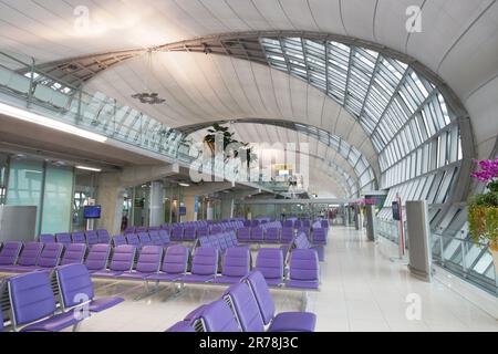 BANGKOK - OKTOBER 16: Die Haupthalle des Flughafens Suvarnabhumi, entworfen von Helmut Jahn, einem der größten in einem Gebäude untergebrachten Flughafenterminals im Oktober Stockfoto