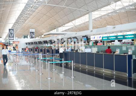 HONGKONG, CHINA - OKTOBER 06: Check-in-Schalter am Hong Kong International Airport am 06. Oktober 2013 in Hong Kong, China. HKG ist einer der besten ai Stockfoto