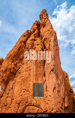 Colorado Springs, CO, USA - 7. Mai 2022: Steinmarkierung „Garden of the Gods“ Stockfoto