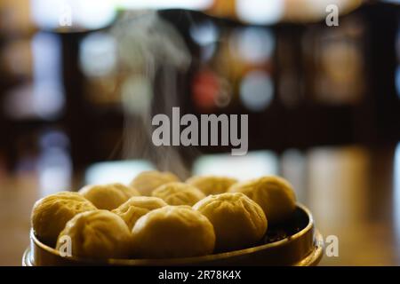 Chinesische Knödel wird auf die traditionelle Bambus Schale gedünstet Stockfoto