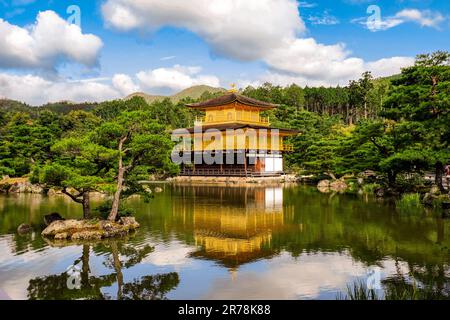 Kinkakuji (Goldener Pavillon) ist ein Zen-Tempel in Kyoto. Die beiden oberen Etagen sind komplett mit Blattgold bedeckt. Offiziell bekannt als Rokuonji. Stockfoto