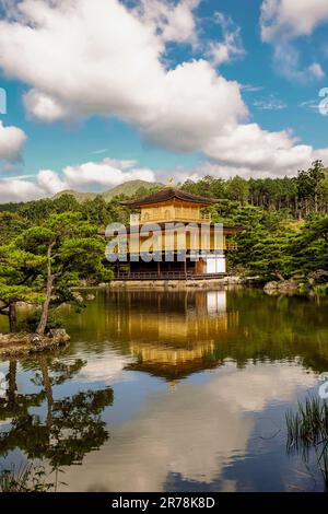 Kinkakuji (Goldener Pavillon) ist ein Zen-Tempel in Kyoto. Die beiden oberen Etagen sind komplett mit Blattgold bedeckt. Offiziell bekannt als Rokuonji. Stockfoto