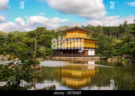 Kinkakuji (Goldener Pavillon) ist ein Zen-Tempel in Kyoto. Die beiden oberen Etagen sind komplett mit Blattgold bedeckt. Offiziell bekannt als Rokuonji. Stockfoto